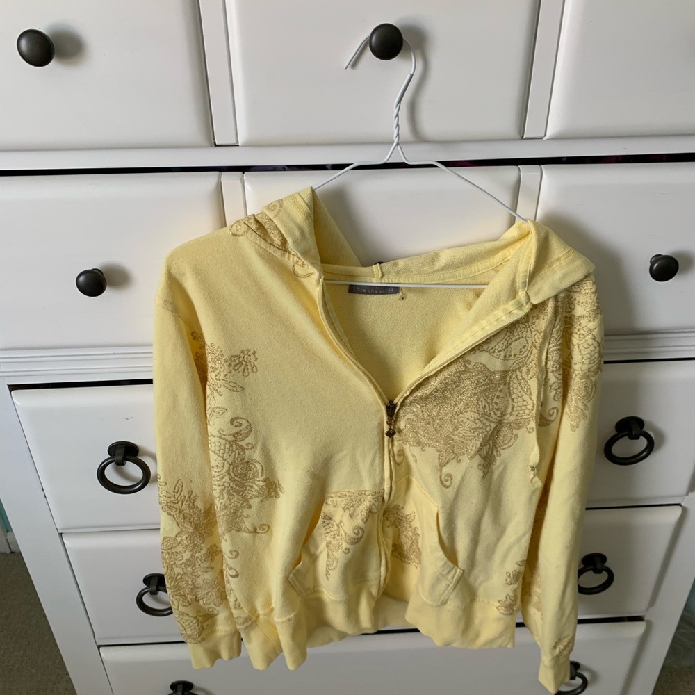 Size medium yellow light jacket!